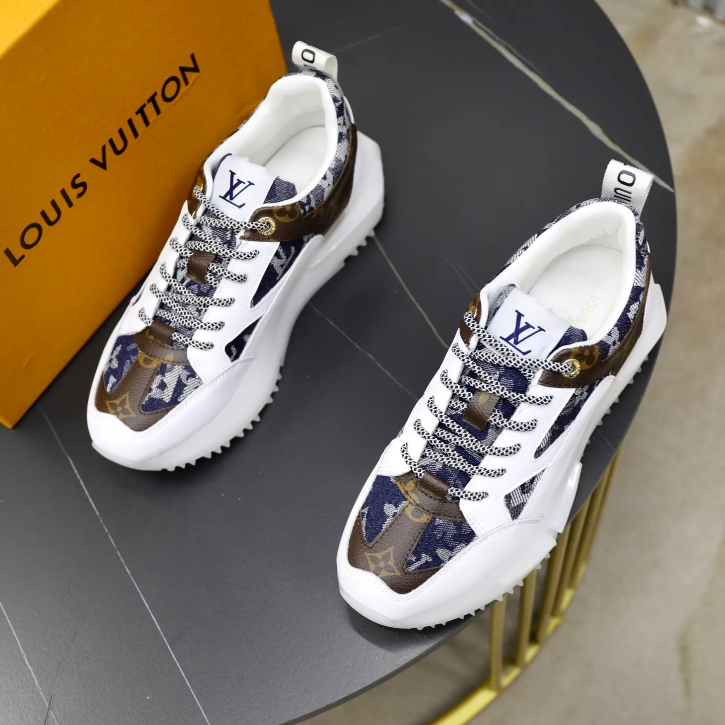 Ex-factory price: 462💰🙅‍♂️🙅‍♂️🙅‍♂️ Brand: LV Louis Vuitton Standard code: 38-44 (45 customized) Grade: Same as the official website Material: Original material splicing Comfortable and breathable lining Lightweight and wear-resistant sports outsole Style category: Men's fashionable casual shoes Running sneakers Distinguished luxury brand elements Top luxury Color: actual picture color